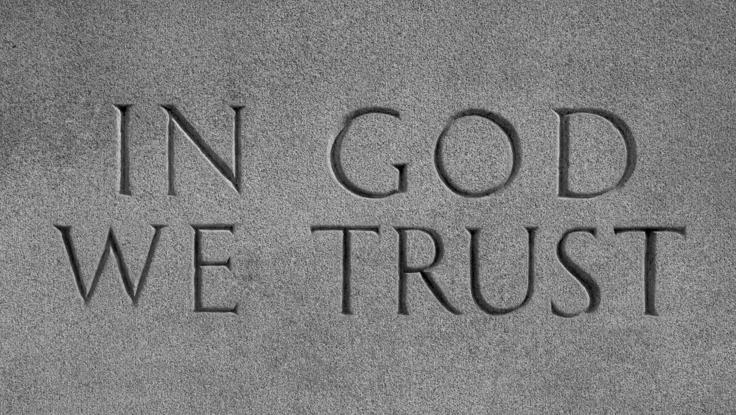 معنی جمله In God We Trust چیست؟ - زبانشناس